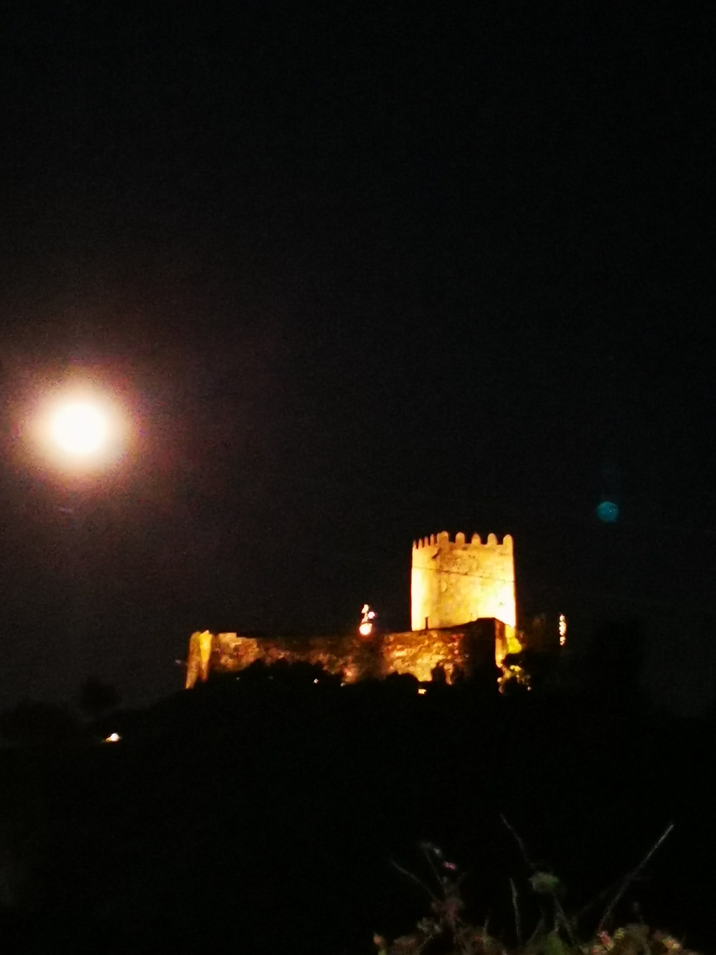 Castelo de Arnoia iluminado à noite
