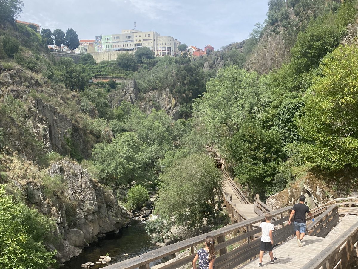 Passadiços de madeira no vale do rio Corgo, com a cidade de Vila Real ao fundo