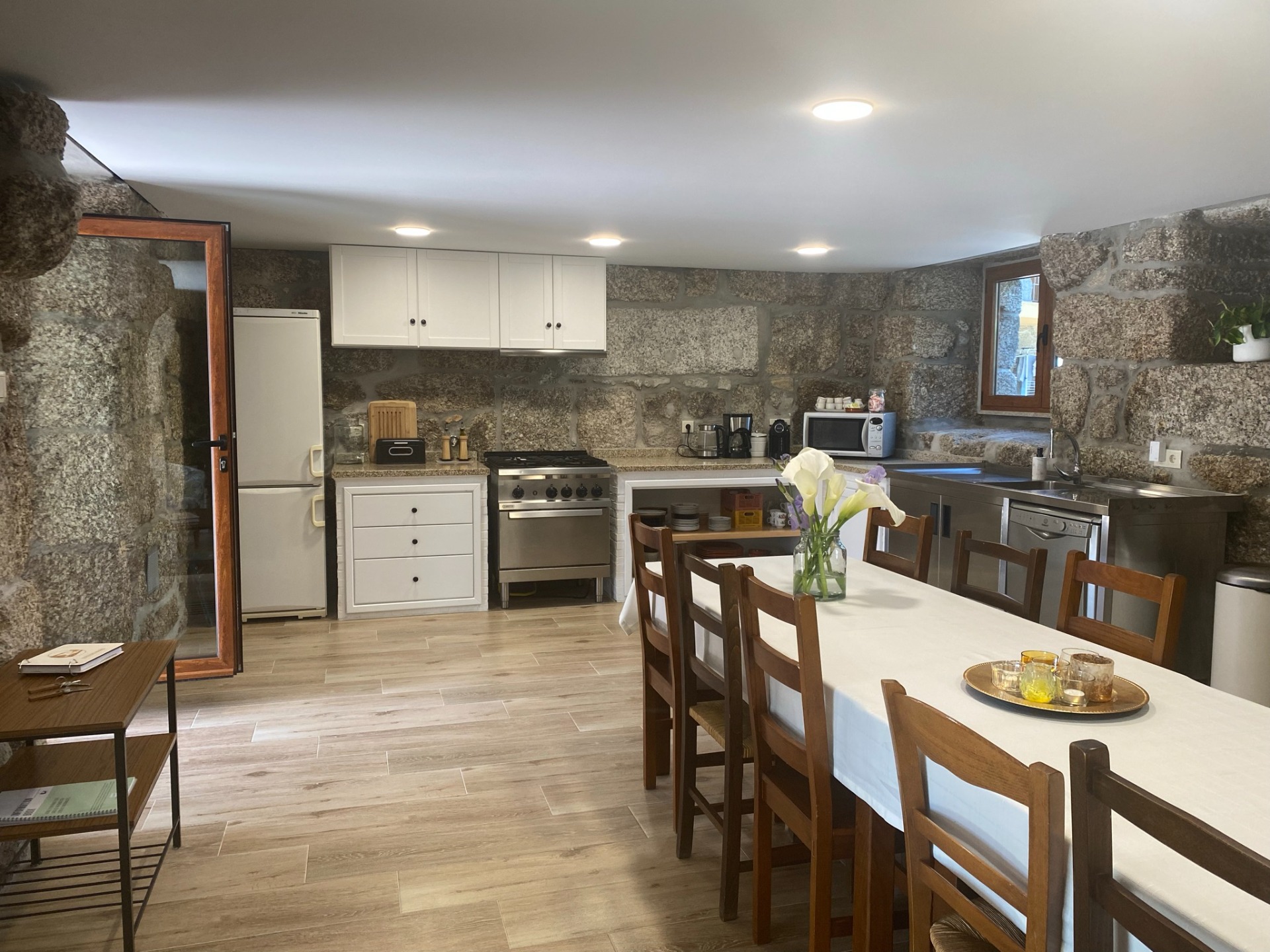 Cozinha e mesa de jantar