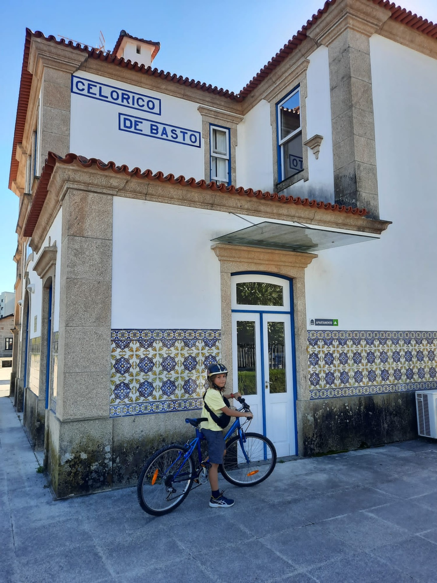 Bicicleta junto à antiga estação