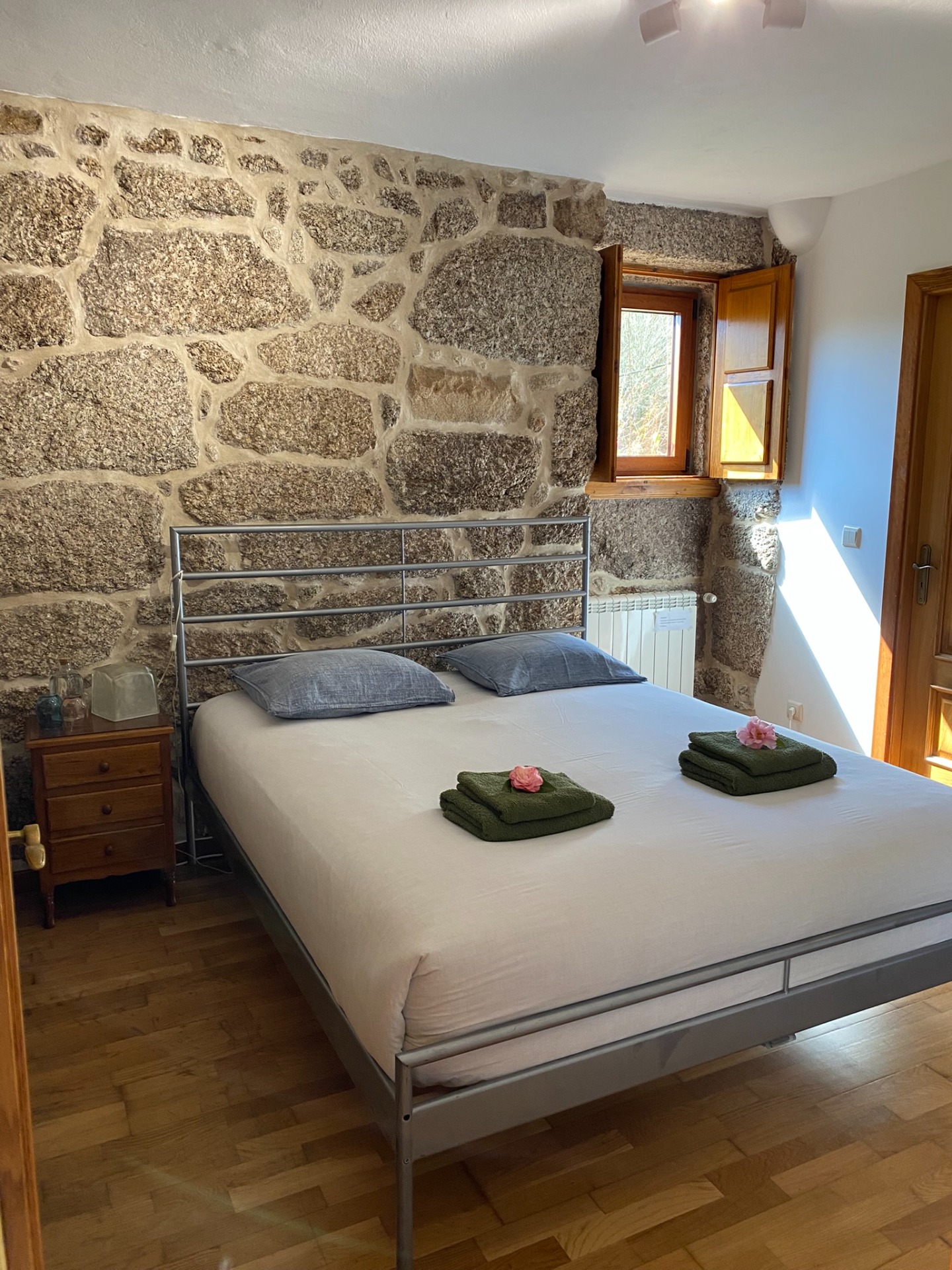 Quarto com parede de granito