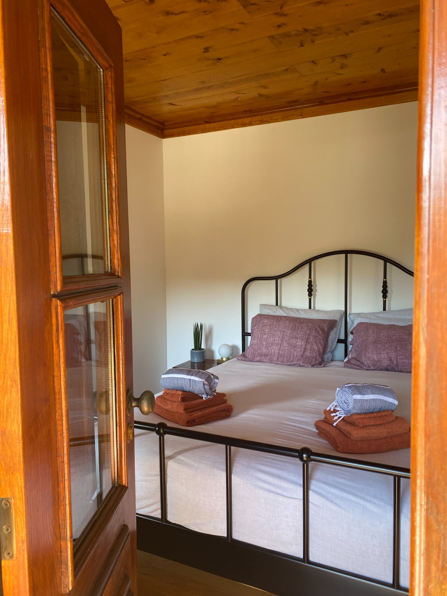Quarto com teto de madeira