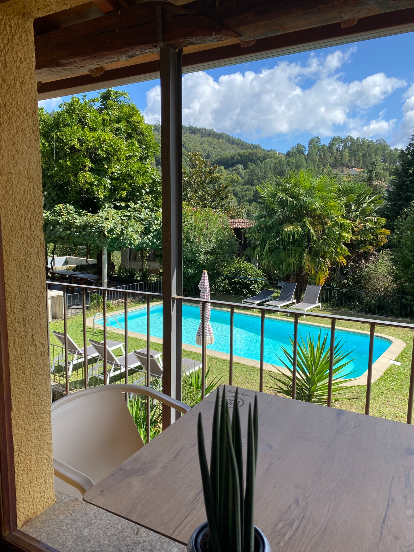 Varanda com vista para a piscina